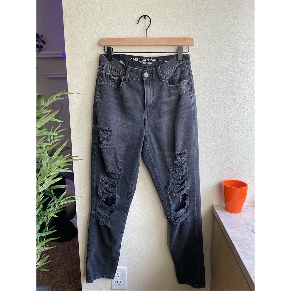 American Eagle black distressed mom jeans💫